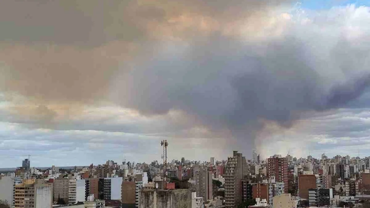 Incendios en el Delta: se reavivaron las llamas y Rosario volvió a amanecer invadida de humo