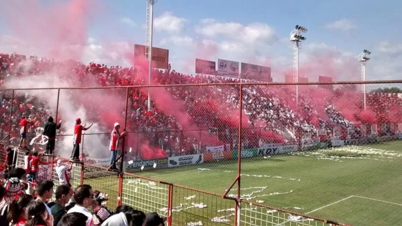 La barra de San Martín de Tucumán se enfrentó a los tiros en la previa de un partido: hay un muerto