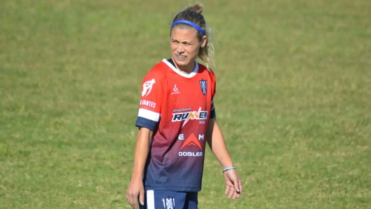 Fue sancionada por evidenciar la desigualdad en el fútbol y ahora pide un resarcimiento:  "Sólo intenté exponer una injusticia"