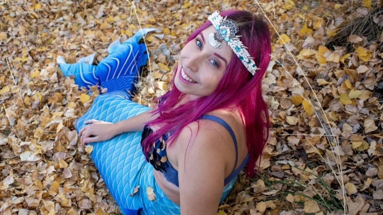 Las sirenas existen y hay una en el sur de Argentina: Paula hace mermaiding y lo muestra en sus redes