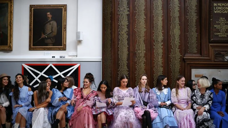 La Semana de la Moda de Londres comienza con homenajes a la Reina Isabel