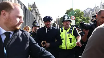 El exfutbolista David Beckham hace fila para ver el féretro de la reina Isabel El exfutbolista David Beckham hace fila para ver el féretro de la reina Isabel