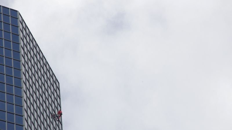 El "Spiderman francés" sube a un rascacielos de París para celebrar su cumpleaños 60