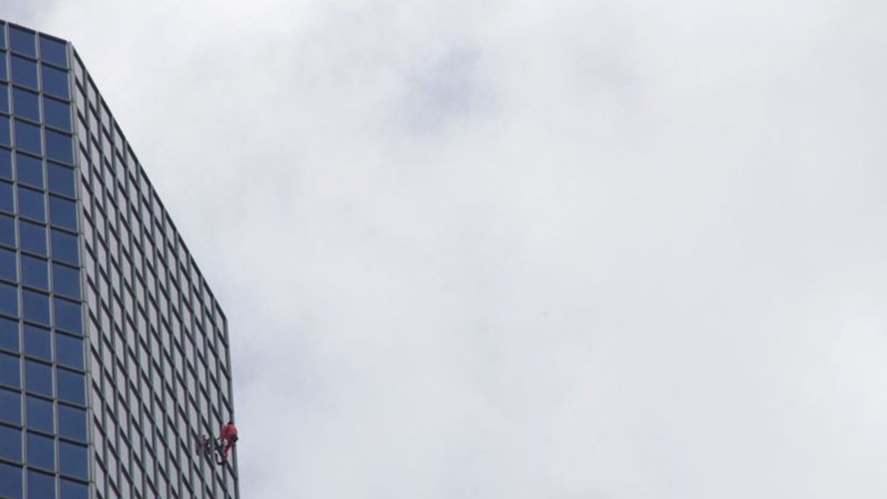 El "Spiderman francés" sube a un rascacielos de París para celebrar su cumpleaños 60