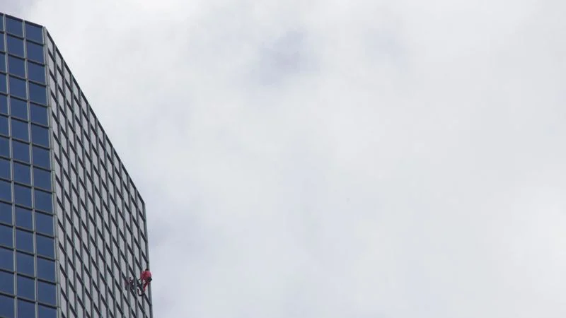 El "Spiderman francés" sube a un rascacielos de París para celebrar su cumpleaños 60