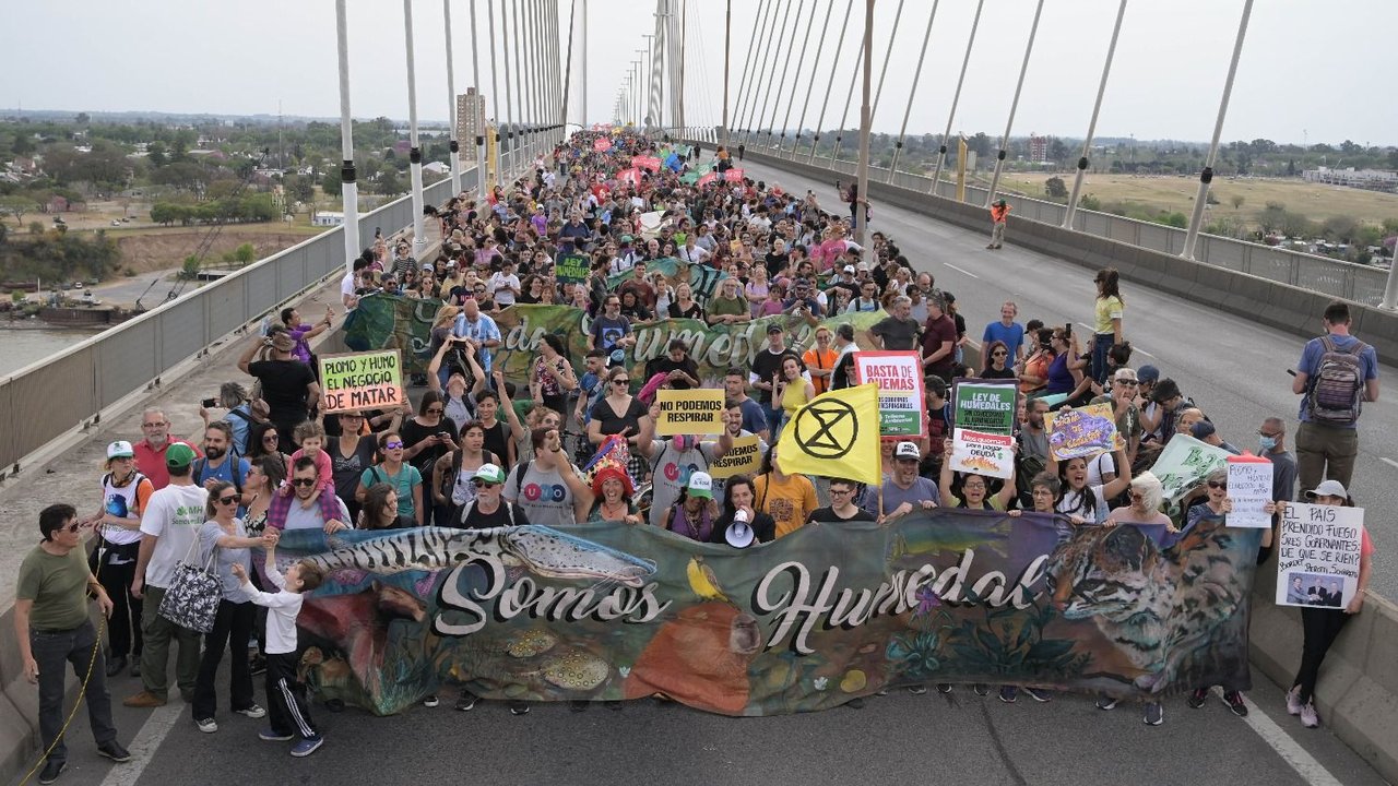 Movilización masiva en el puente Rosario-Victoria contra las quemas intencionales
