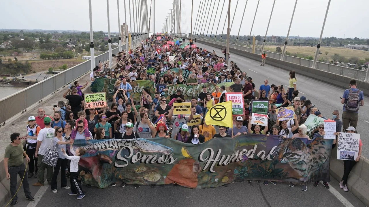 Movilización masiva en el puente Rosario-Victoria contra las quemas intencionales