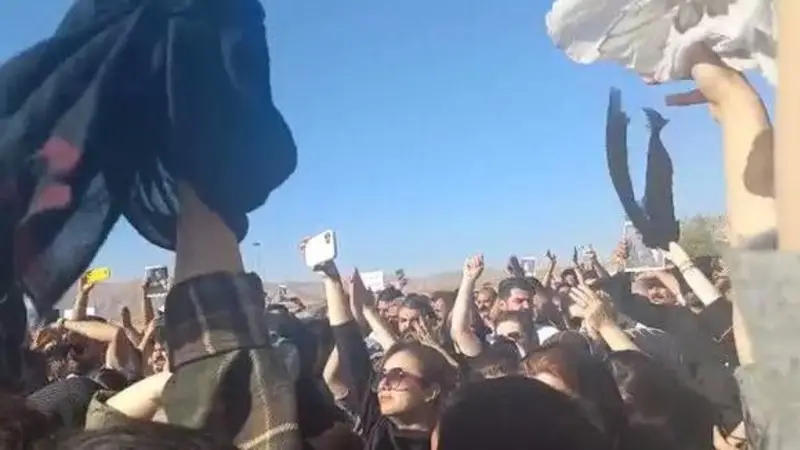 Irán: protestas y represión por la muerte de una joven detenida por llevar mal el velo