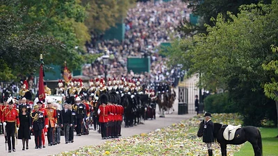 Fieles hasta el final, los corgis y el poni de la reina Isabel la ven pasar una última vez Fieles hasta el final, los corgis y el poni de la reina Isabel la ven pasar una última vez