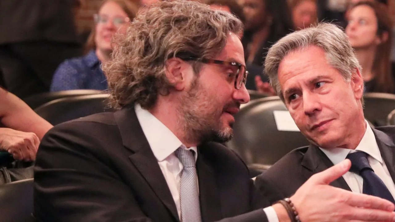 Cafiero compartió un acto con un funcionario clave de EE.UU. 