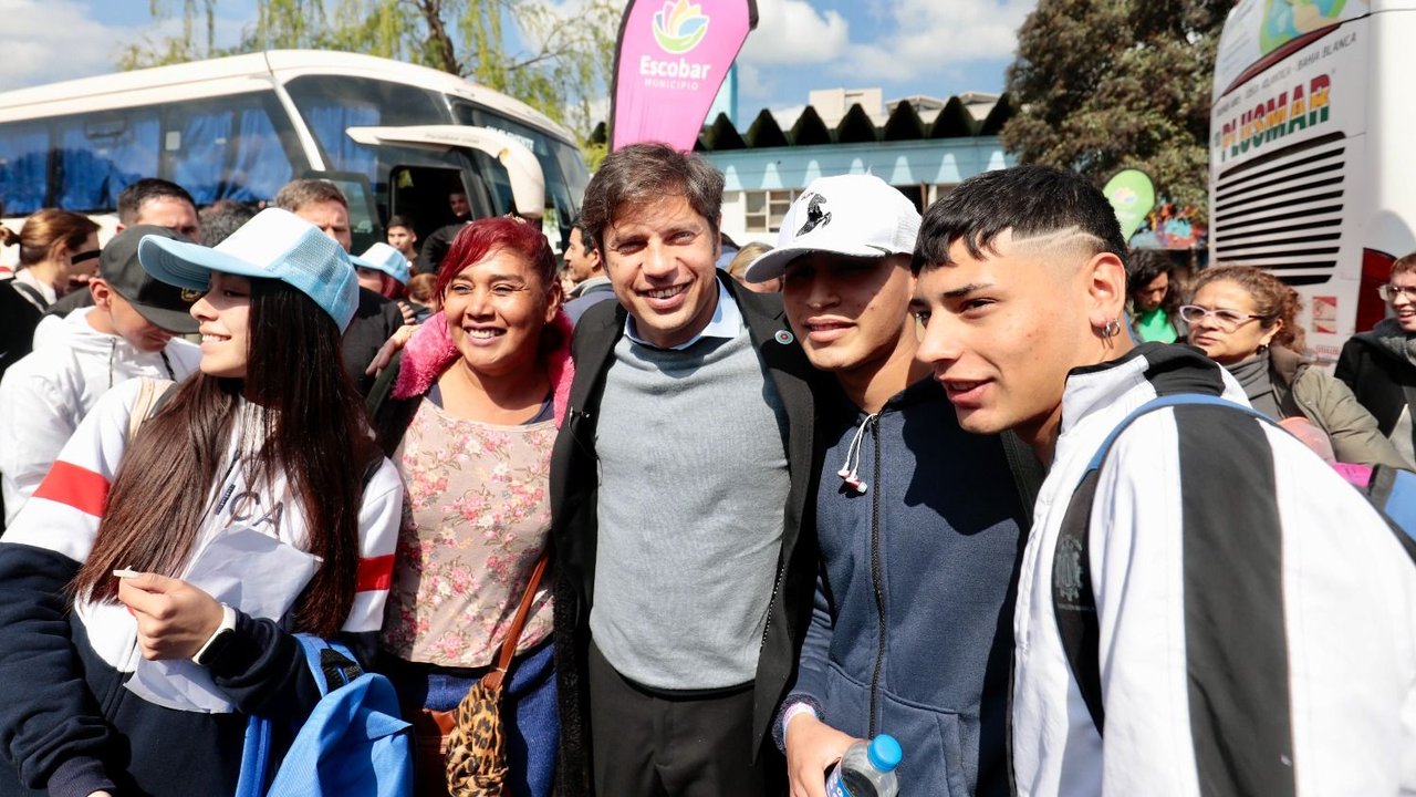 El día de la primavera, Kicillof acompañó a jóvenes que iniciaron sus viajes de fin de curso