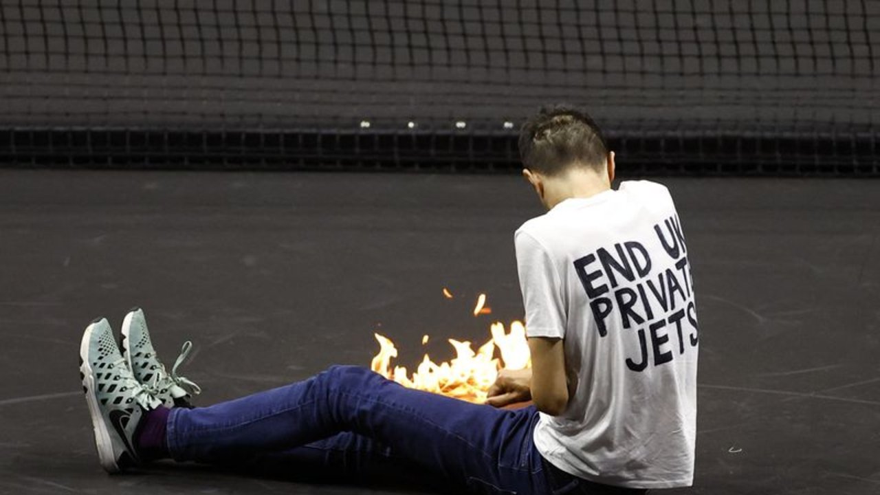 Partido de la Laver Cup se detiene brevemente luego de que un manifestante se prende fuego en la pista