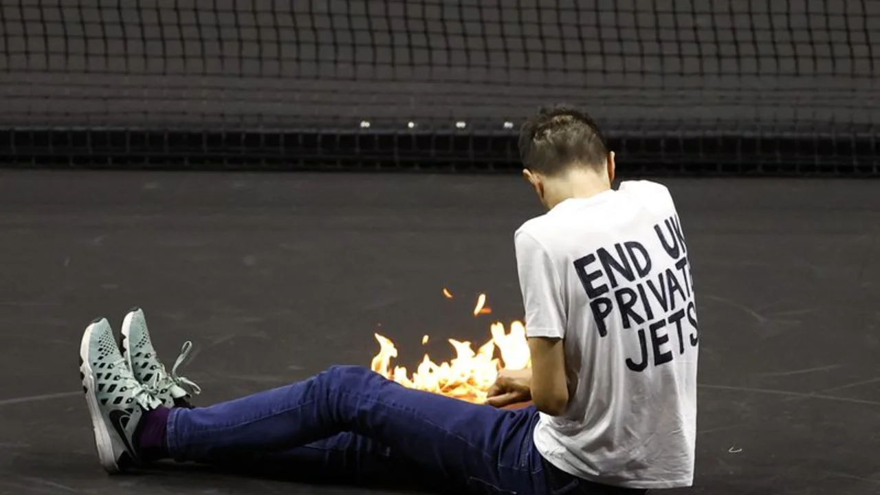 Partido de la Laver Cup se detiene brevemente luego de que un manifestante se prende fuego en la pista