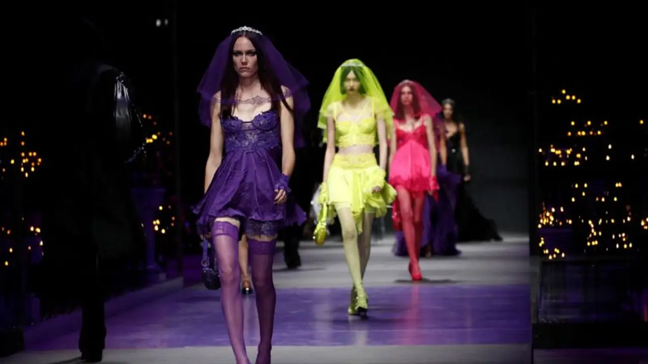 "La diosa se vuelve grunge" en la nueva colección de Versace en la Semana de la Moda de Milán