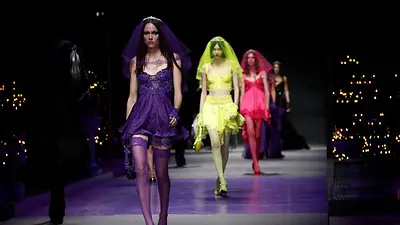 "La diosa se vuelve grunge" en la nueva colección de Versace en la Semana de la Moda de Milán "La diosa se vuelve grunge" en la nueva colección de Versace en la Semana de la Moda de Milán