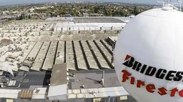 Trabajadores del neumático se manifiestan en Bridgestone por despidos