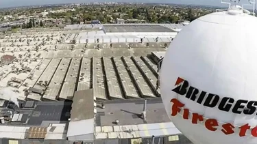 Trabajadores del neumático se manifiestan en Bridgestone por despidos