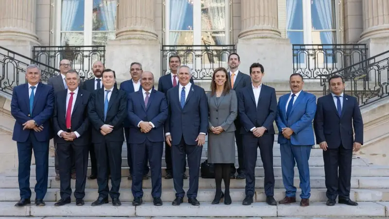 Wado de Pedro y su comitiva.