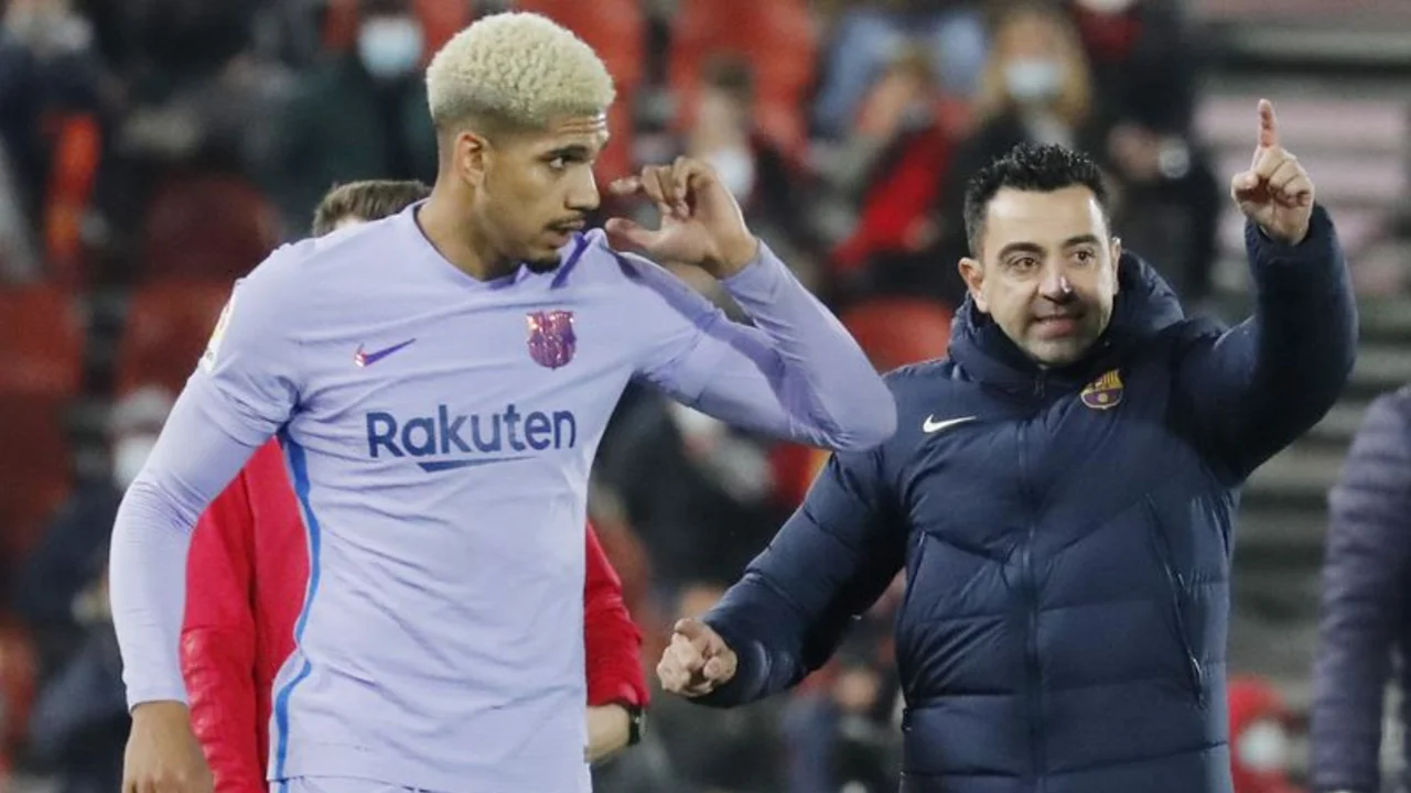 El defensa uruguayo del Barça Araujo será operado del muslo