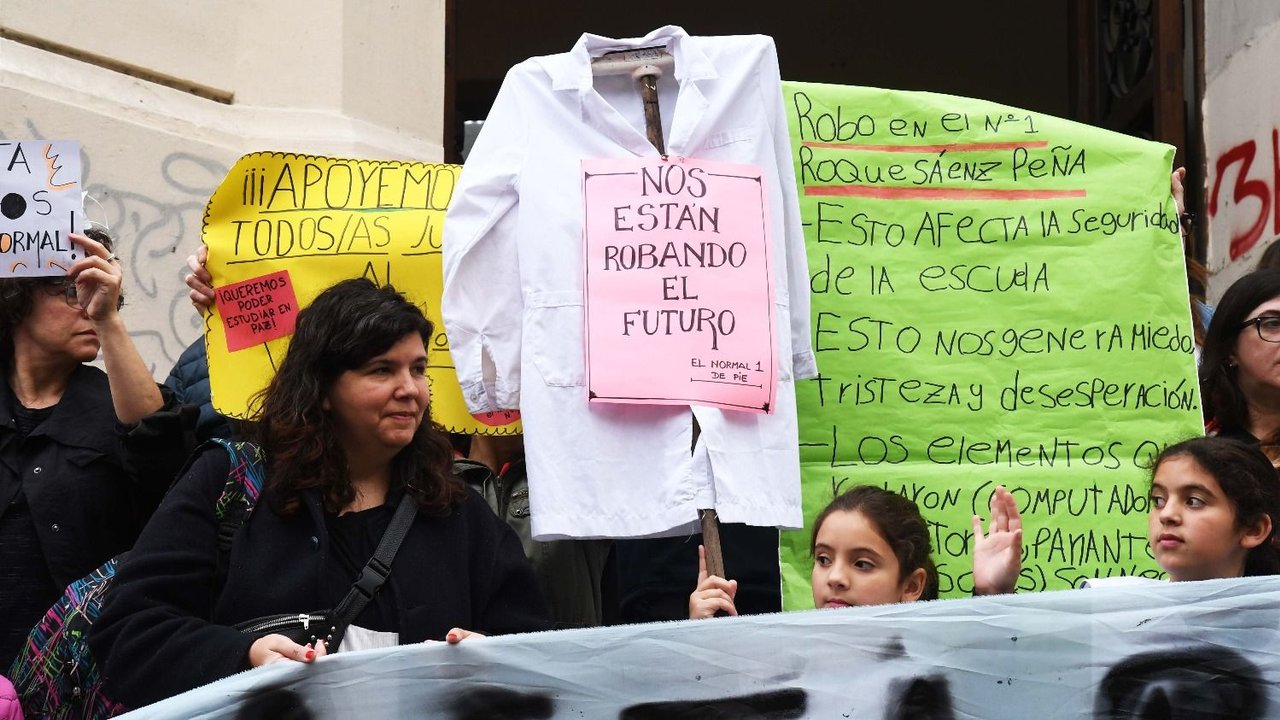 Estudiantes y docentes del Mariano Acosta denuncian violencia, persecución y corte de luz en la toma 