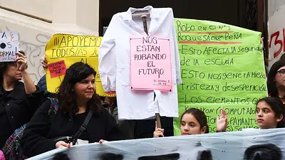 Estudiantes y docentes del Mariano Acosta denuncian violencia, persecución y corte de luz en la toma Estudiantes y docentes del Mariano Acosta denuncian violencia, persecución y corte de luz en la toma