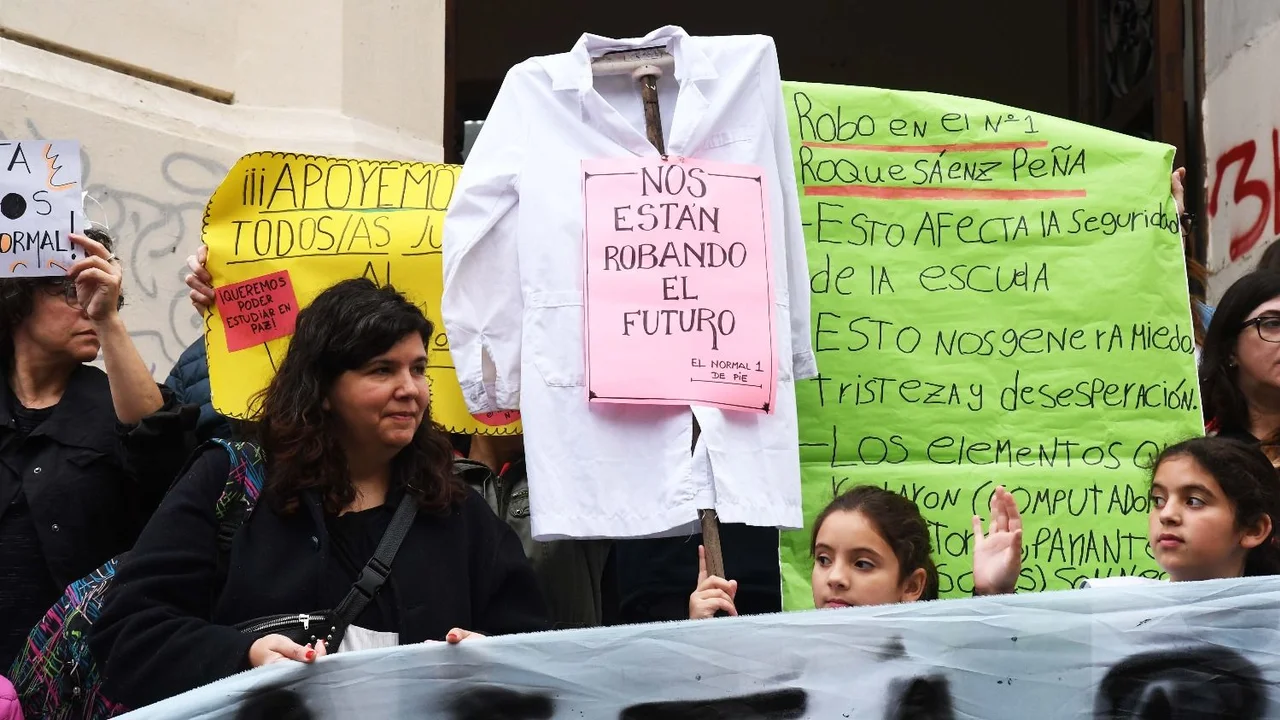 Estudiantes y docentes del Mariano Acosta denuncian violencia, persecución y corte de luz en la toma 