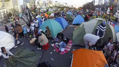 Piqueteros decidieron acampar frente a Desarrollo Social Piqueteros decidieron acampar frente a Desarrollo Social