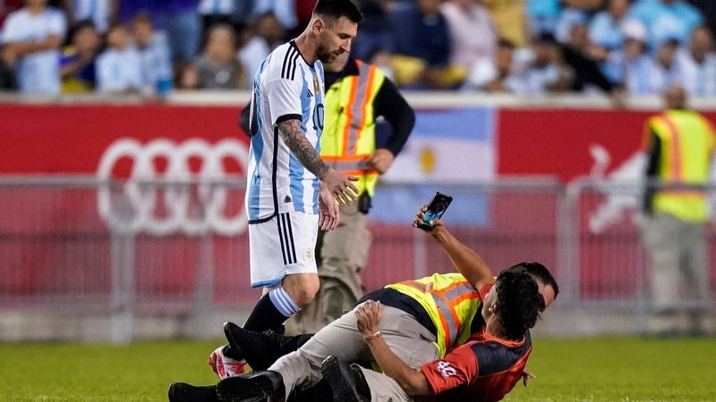 Messi hizo un "hat-trick" de hinchas que fueron a abrazarlo: la reacción del 10
