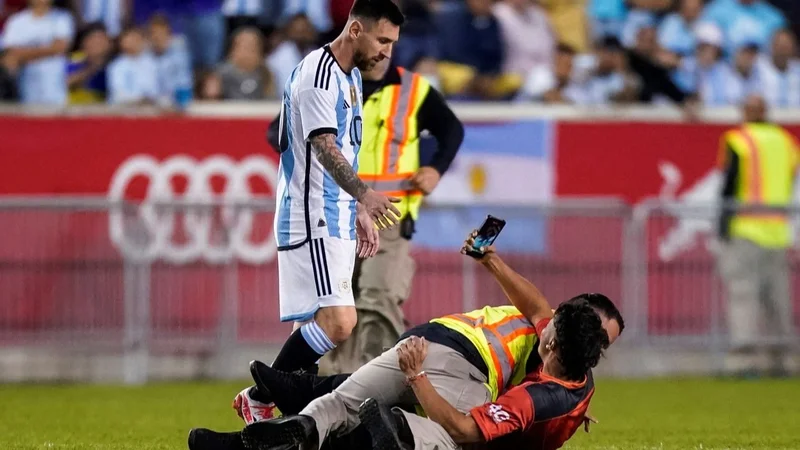 Messi hizo un "hat-trick" de hinchas que fueron a abrazarlo: la reacción del 10
