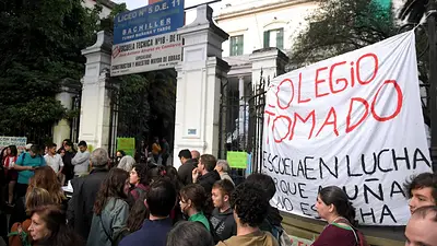Toma de colegios: CABA habilitó la Unicaba para alumnos del "Lengüitas" en contra de las tomas Toma de colegios: CABA habilitó la Unicaba para alumnos del "Lengüitas" en contra de las tomas