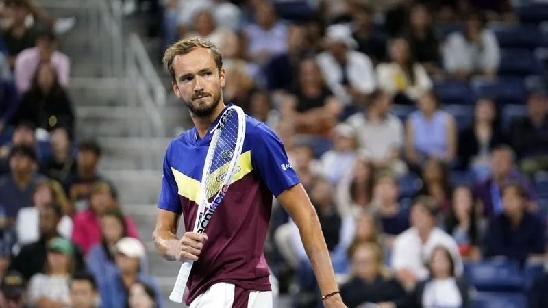 Medvedev sobrevive al susto del australiano O'Connell y avanza en el Abierto de EEUU