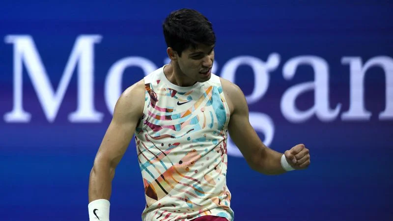 Alcaraz y Medvedev avanzan en el Abierto de EEUU mientras Isner se despide con estruendo