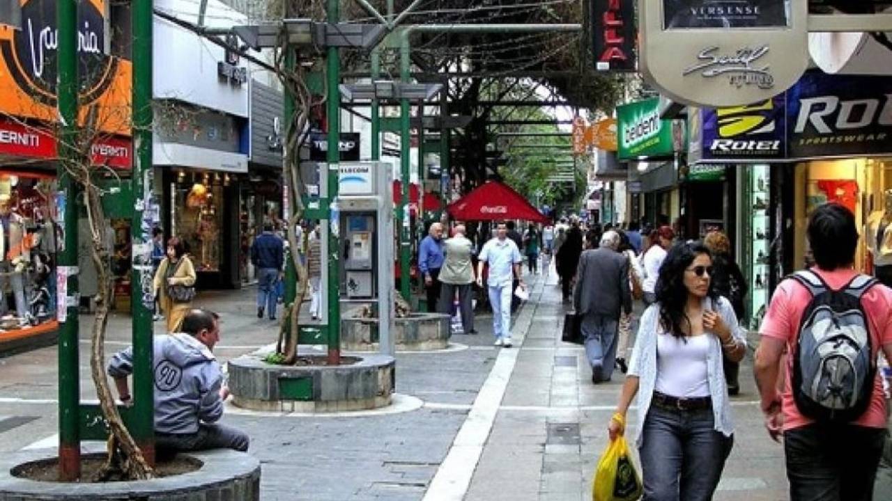 Comercios de la calles porteñas un día laborable 