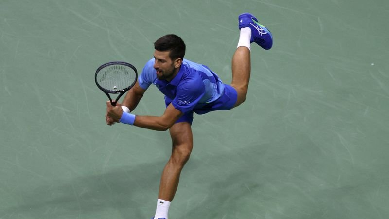 Djokovic remonta dos sets en contra y alcanza los dieciseisavos del Abierto de EUU