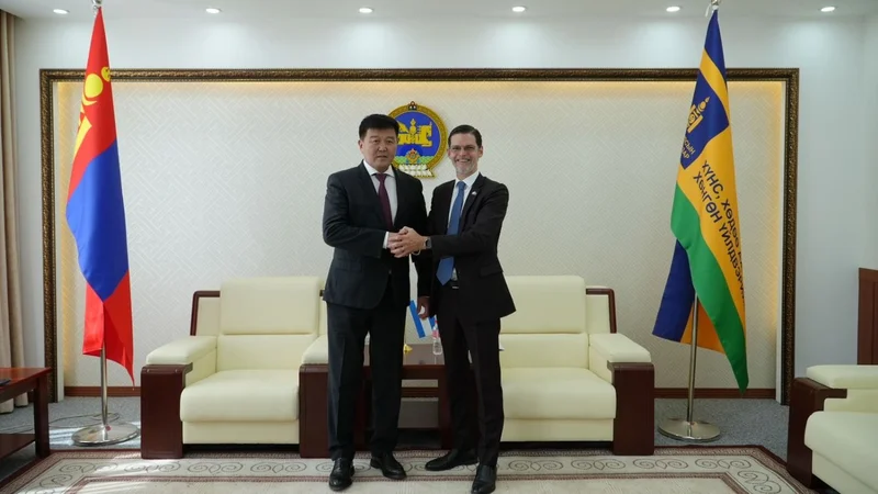 Francisco recibió en Mongolia al embajador argentino en China, Sabino Vaca Narvaja