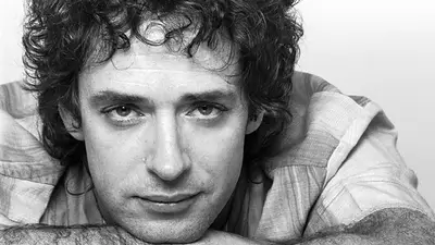 Gustavo Cerati posando para una producción fotográfica Gustavo Cerati posando para una producción fotográfica