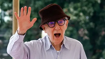 Woody Allen celebra una "vida muy afortunada" en la presentación de su quincuagésima película Woody Allen celebra una "vida muy afortunada" en la presentación de su quincuagésima película