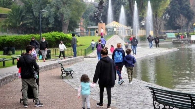 Argentinos visitando una plaza y disfrutando del fin de semana largo 