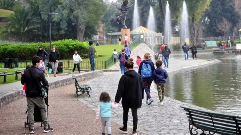 Argentinos visitando una plaza y disfrutando del fin de semana largo 