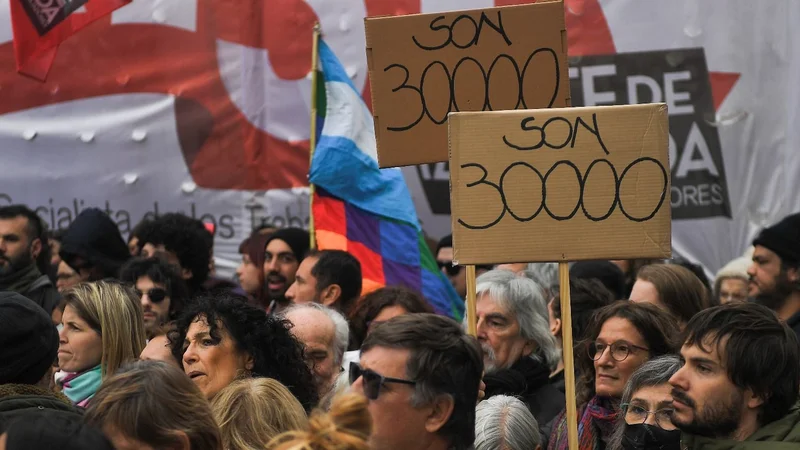 Gremios, partidos y organizaciones de DDHH protestan frente a la Legislatura porteña contra el acto negacionista de Villarruel