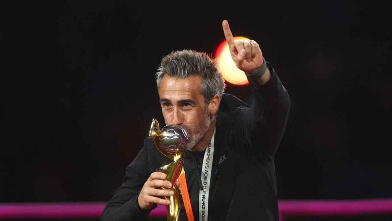 Federación española despide a DT de selección femenina tras escándalo del beso