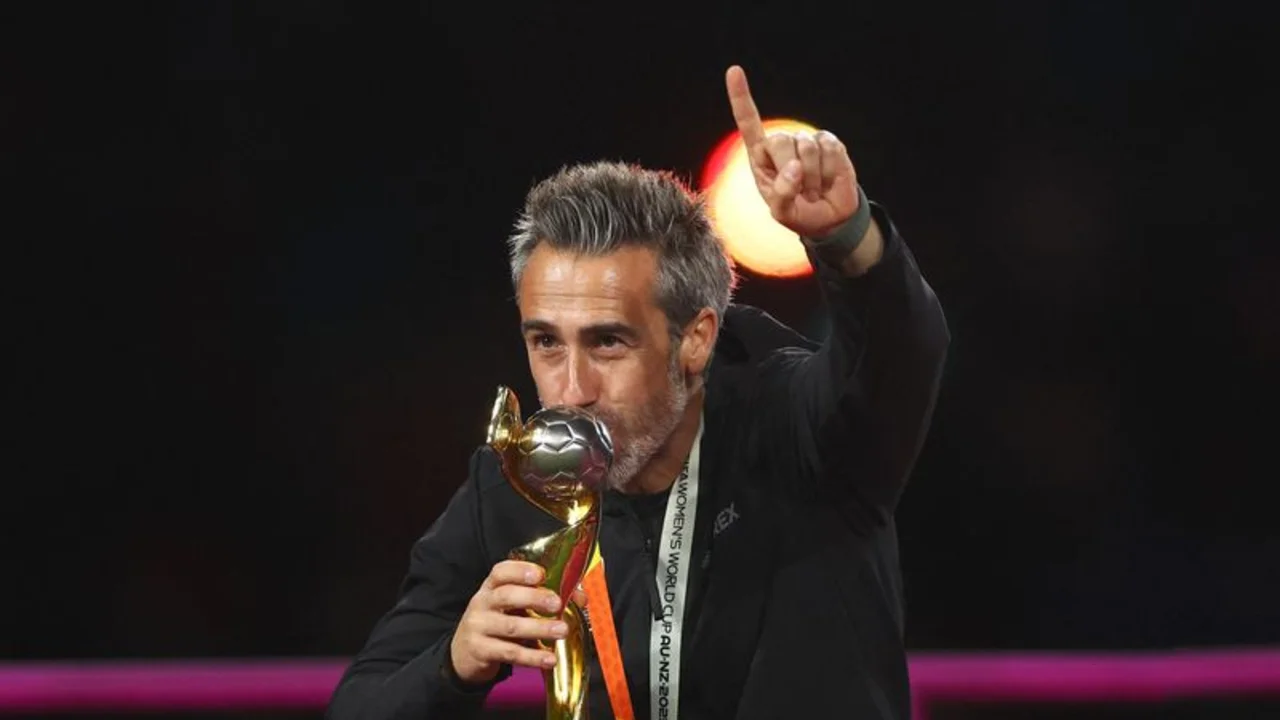 Federación española despide a DT de selección femenina tras escándalo del beso