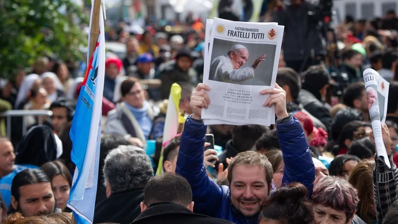 Silbidos y defensa del Estado en la misa de la Iglesia por las injurias e insultos de Milei