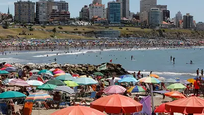 Imagen de la costa argentina llena de turistas Imagen de la costa argentina llena de turistas