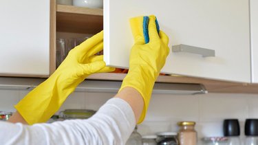 Más poderoso que el limón y el bicarbonato: el ingrediente casero para limpiar la casa que recomiendan los expertos