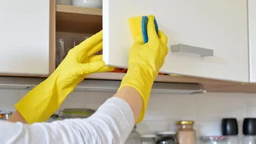 Más poderoso que el limón y el bicarbonato: el ingrediente casero para limpiar la casa que recomiendan los expertos