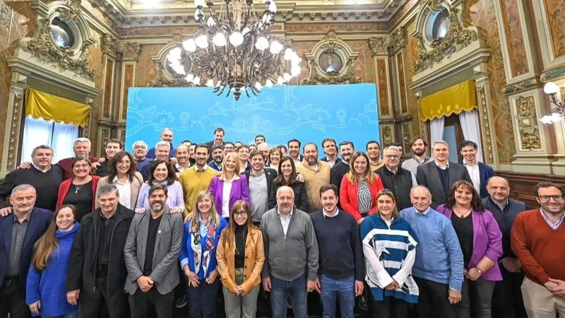 Axel Kicillof se reunió con los dirigentes que le pelearán las intendencias a Juntos por el Cambio