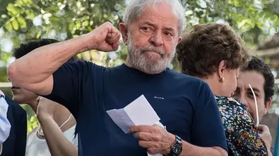 Lula se entregó a la Justicia el 7 de abril de 2018, después de resguardarse tres días en el Sindicato de Obreros Metalúrgicos de San Pablo. Lula se entregó a la Justicia el 7 de abril de 2018, después de resguardarse tres días en el Sindicato de Obreros Metalúrgicos de San Pablo.