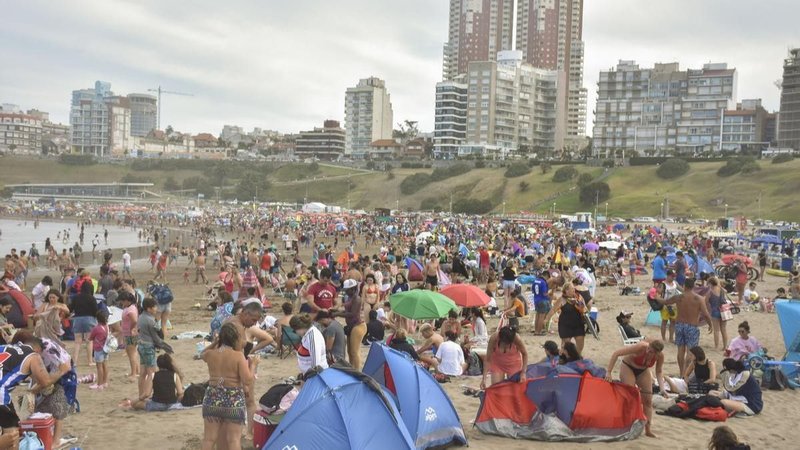 Costa argentina en verano llena de turistas 