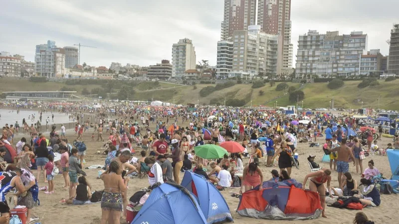 Costa argentina en verano llena de turistas 